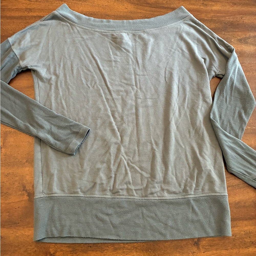 Athleta Metropolis Top Women’s Medium Gray Long Sleeve Shirt Thumb Holes
